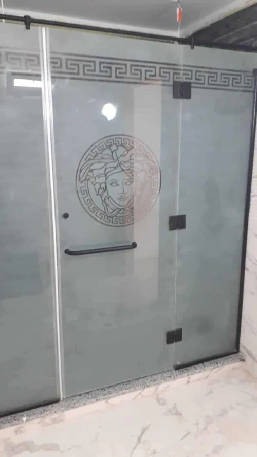 Menuiserie aluminium et pvc et verre trompée 