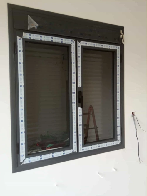 Menuiserie aluminium et pvc et verre trompée 