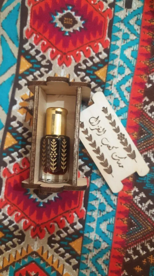 علبة خشبية صغيرة لقارورة العطر