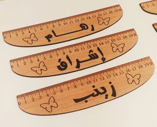 مسطرات مدرسية للأطفال، عليها إسم مالكها