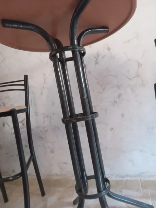 10 000 da @@ 2 chaises haute et table haute