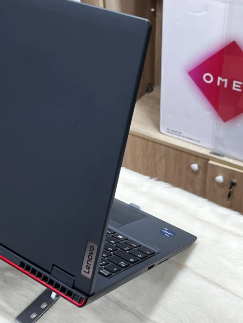 LENOVO THINKPAD P16v GEN1 I7 vpro 13800h 32go DDR5 512 SSD RTX 2000 ada 8g