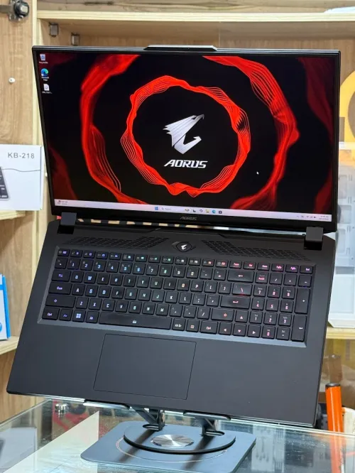 GIGABYTE AORUS 17H BXF I7 13700H 16GO 1TO SSD NVIDIA GEFORCE RTX4080 12Go GDDR6