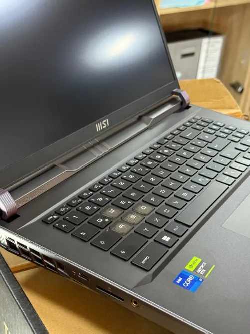MSI VECTOR GP78HX 13VG I7 13700Hx 16Go 1TO SSD NVIDIA GEFORCE RTX4070 8GO NEUF SOUS EMBALLAGE 