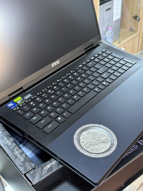 MSI TITAN 18 HX DRAGON ÉDITION ULTRA 9 285Hx 96Go 6To SSD NVIDIA GeForce RTX5090 24Go GDDR7 4K Neuf 