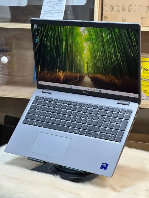 DELL PRECISION 3590 INTEL CORE ULTRA 7 155H 16GO DDR5 512GO NVIDIA RTX 500ada 4GO