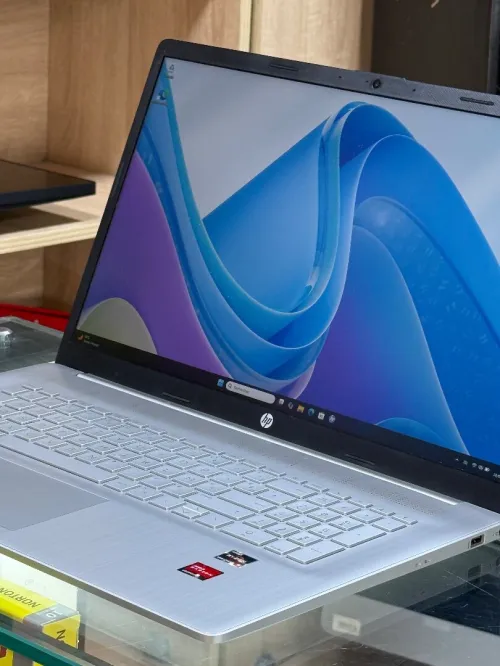 HP LAPTOP 17 CP0122NF AMD RYZEN 5 5500U 16GO 1TO SSD NVME
