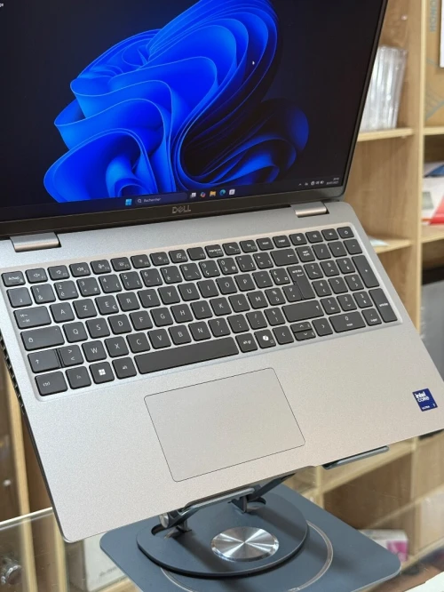 DELL PRECISION 3590 INTEL CORE ULTRA 7 165H 16GO 512GO SSD NVIDIA RTX500 ada 4GO 