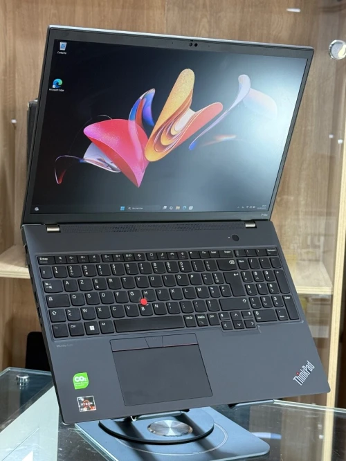 LENOVO THINKPAD P16s GEN 2 AMD RYZEN 7 PRO 7840U 32Go 512GO SSD NVME 