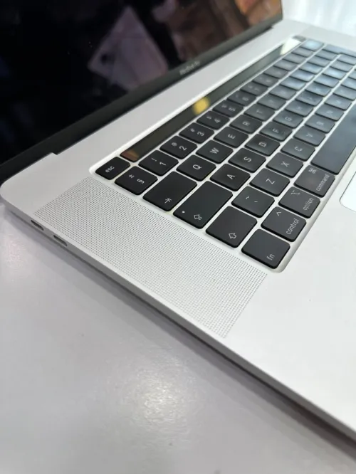 MacBook Pro 2019 I7 32GB RAM 512GB SSD 16"