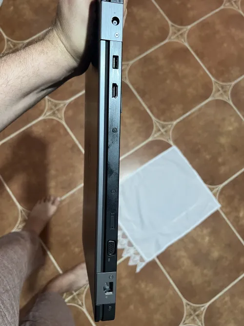 Dell latitude E5570 core i5 6300U 2.4 GHz 8Go ram 256 ssd 15.6 pouce