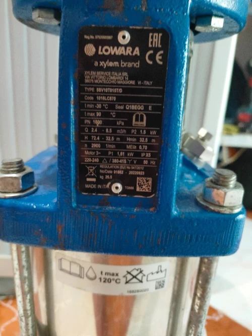 Pompe multicellulaire verticale triphasée avec un moteur de 1,5 kW et des brides ovales en AISI 304.