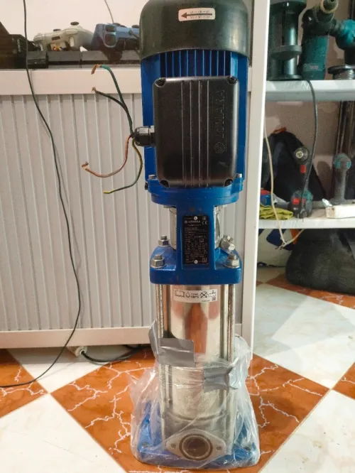 Pompe multicellulaire verticale triphasée avec un moteur de 1,5 kW et des brides ovales en AISI 304.