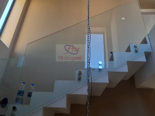 Rampe d'escalier , garde corps en verre terrasse , séparation en verre trempé