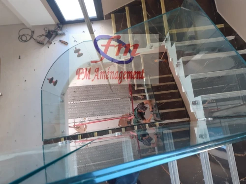 Rampe d'escalier , garde corps en verre terrasse , séparation en verre trempé