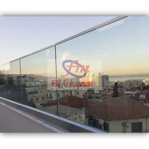 Rampe d'escalier , garde corps en verre terrasse , séparation en verre trempé