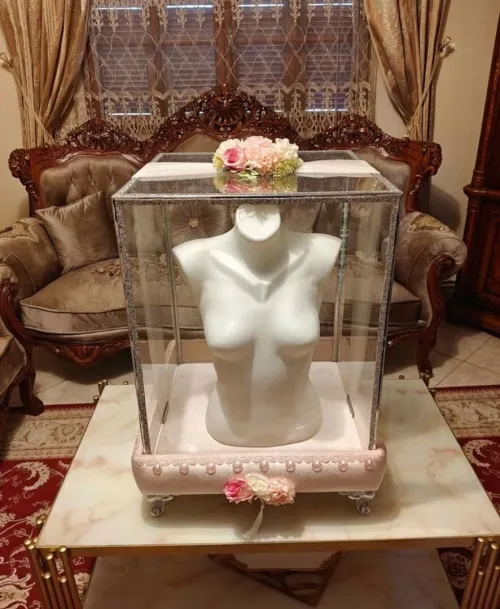 Porte mannequin vitré pour mariage 