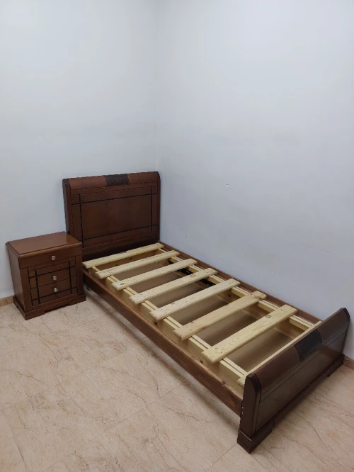 Lit (bois hêtre) + sommier + matela + table de nuit (bois hêtre) 