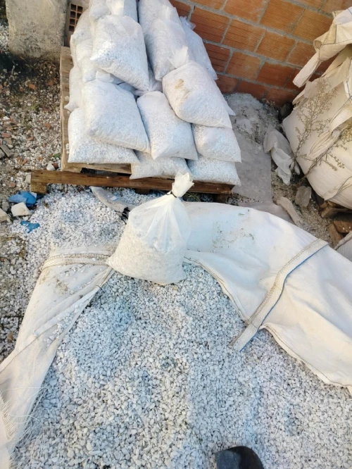 Gravier décoration للتزيين  Gravier de marbre . Sac   blanc   حصى رخامي  للحدائق والمنازل،