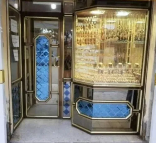فيترينا للبيع بلا سلعة