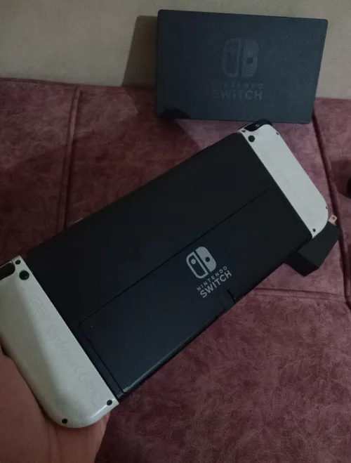 Nintendo switch oled flache état neuf +40 jeux + les accessoires
