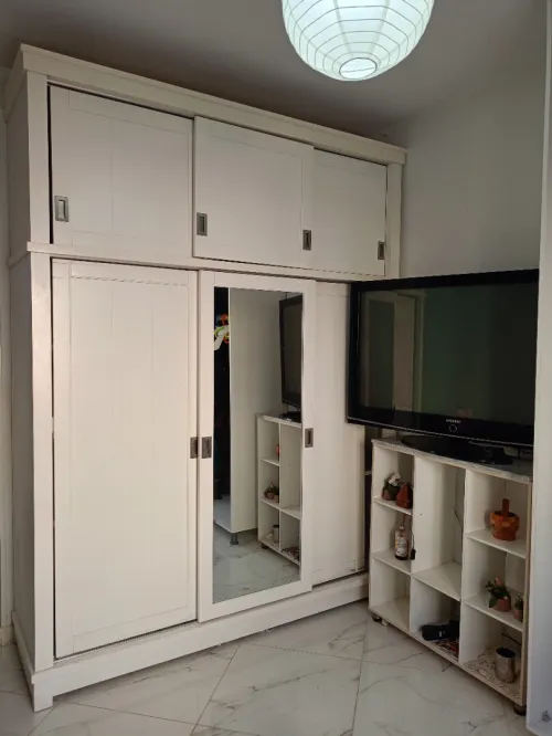 Armoire blanche et téléviseur