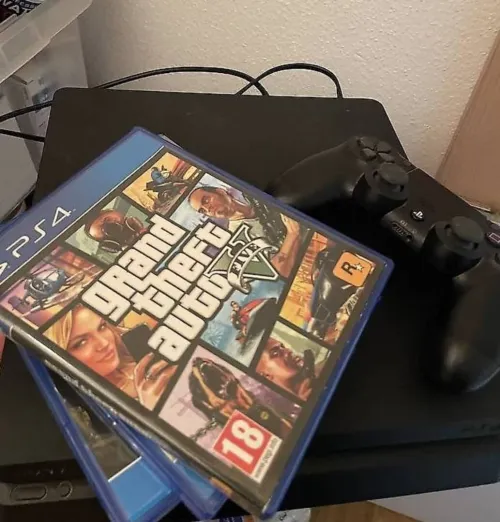 PlayStation 4 slim acheté en Europe avec jeux