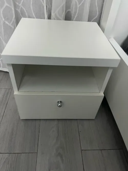 Armoire, lit, bureaux, meuble pour coiffeuse