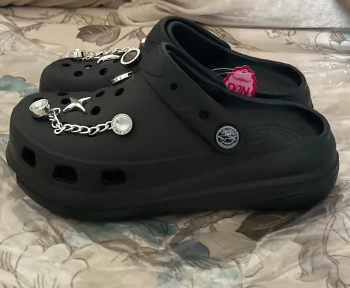 Crocs femmes + 6 pins gratuits !!!