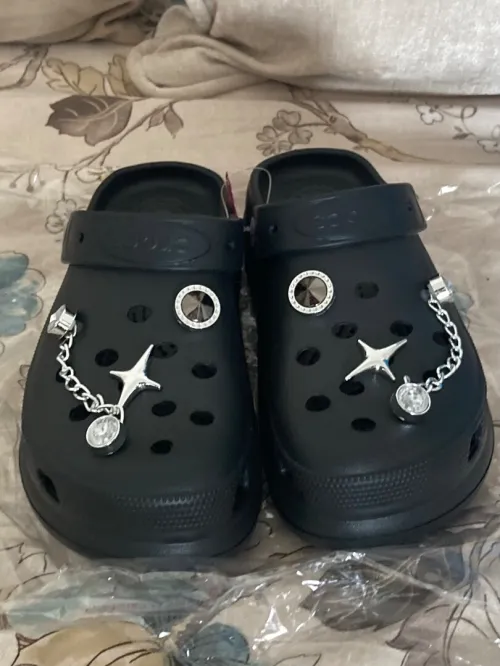Crocs femmes + 6 pins gratuits !!!
