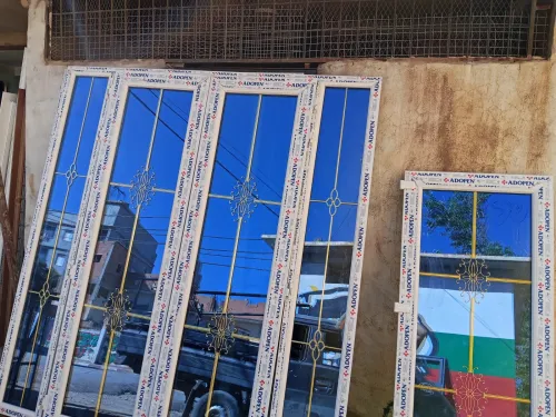 Fenêtre aluminium et PVC avec moustiquaire namour