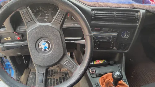 BMW E30 1987 