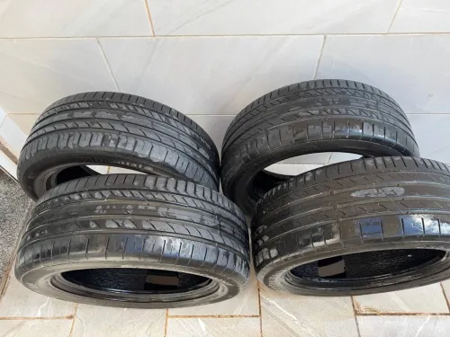 Pneus Continental 235/55 R18 100V à vendre