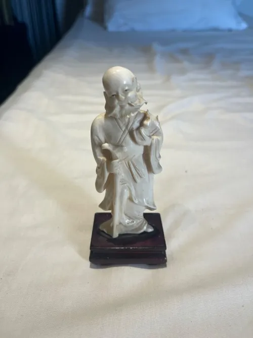 Une statue, on esvoir