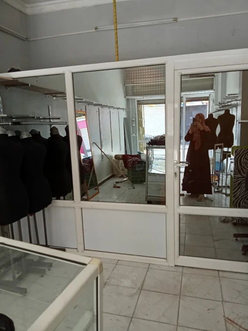 Vitrine très bonne état aluminium et accessoires de vente habillement 