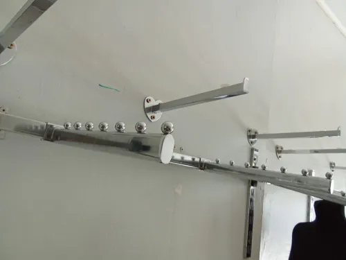 Vitrine très bonne état aluminium et accessoires de vente habillement 