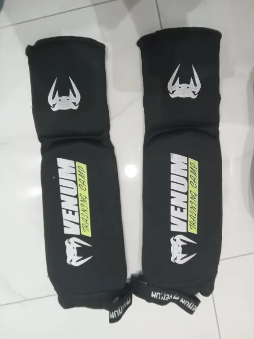 Gants et protege tibia d occasion +bandage 5m