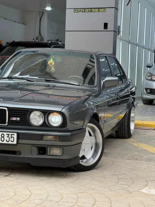 BMW E30 1988 