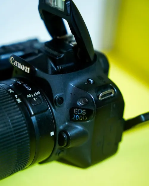 Canon 200D + 18-55mm