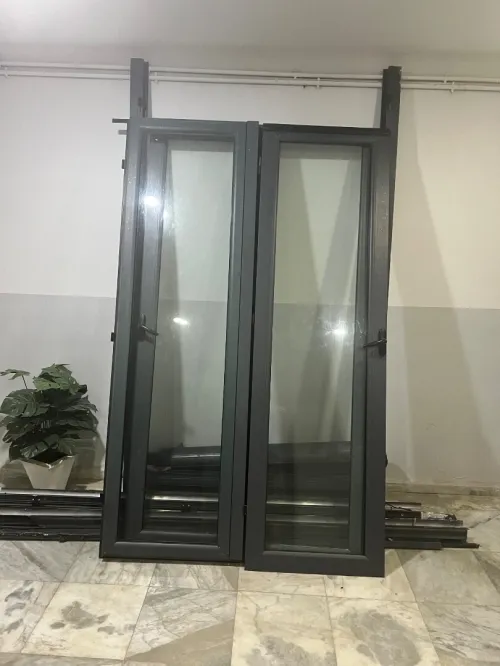 Deux double Porte-fenêtre avec rideau en aluminium