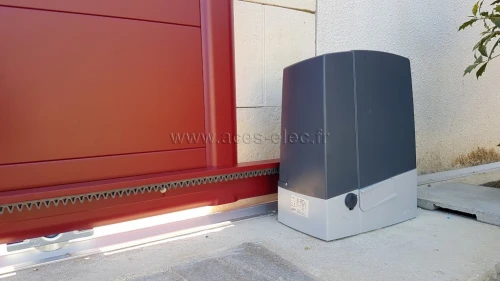 Installation, raccordement et mise en service d'un moteur pour portail coulissant avec essais et réglages.
