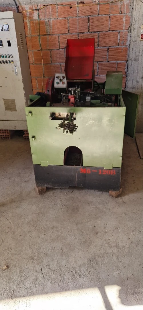 Machine fabrication vise +four de la tramp