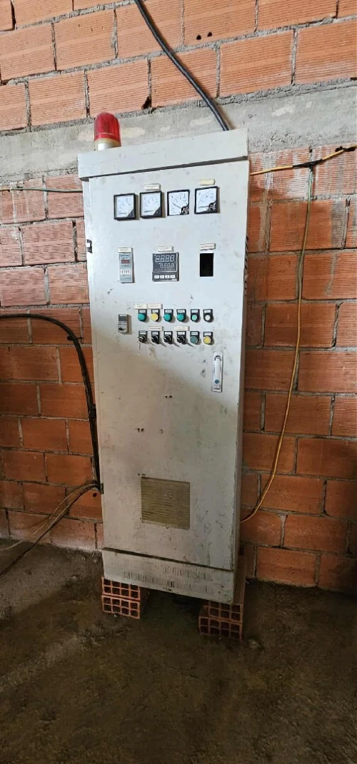 Machine fabrication vise +four de la tramp