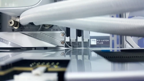 UNITE GAMING RYZEN 7 9800X3D 32G RTX 5070TI 16G FULL WHITE