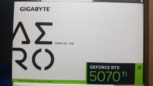 UNITE GAMING RYZEN 7 9800X3D 32G RTX 5070TI 16G FULL WHITE
