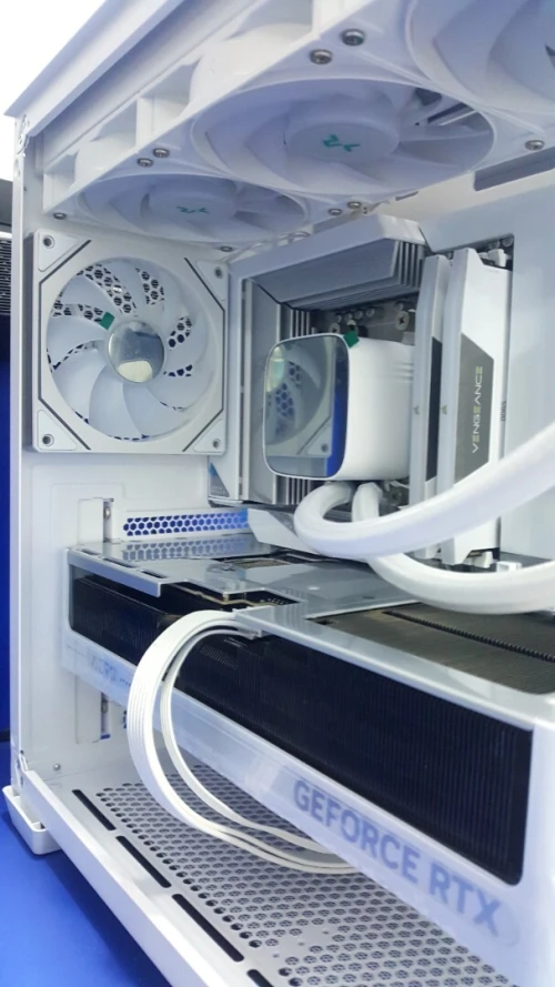 UNITE GAMING RYZEN 7 9800X3D 32G RTX 5070TI 16G FULL WHITE