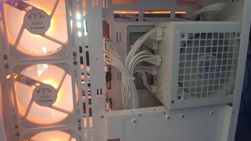 UNITE GAMING RYZEN 7 9800X3D 32G RTX 5070TI 16G FULL WHITE