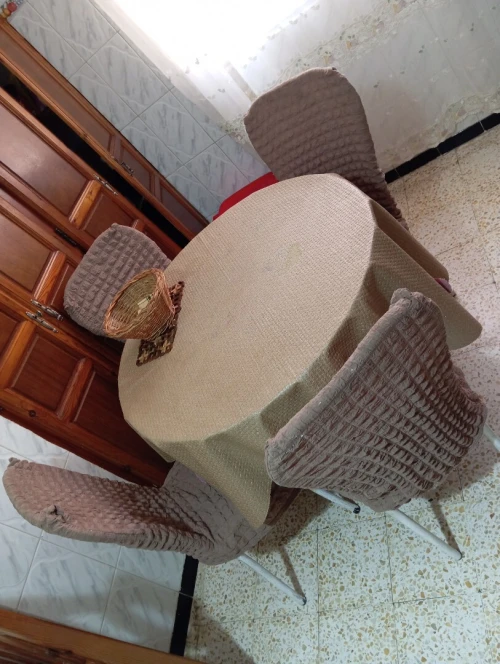 Table De Cuisine 4 places avec nappe et couvres chaises