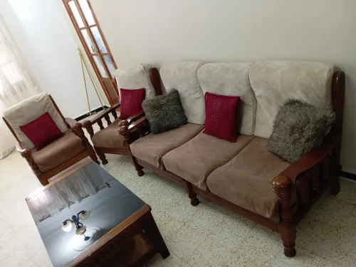Fauteuils de salon 5 places en Bois rouge avec coussins offert