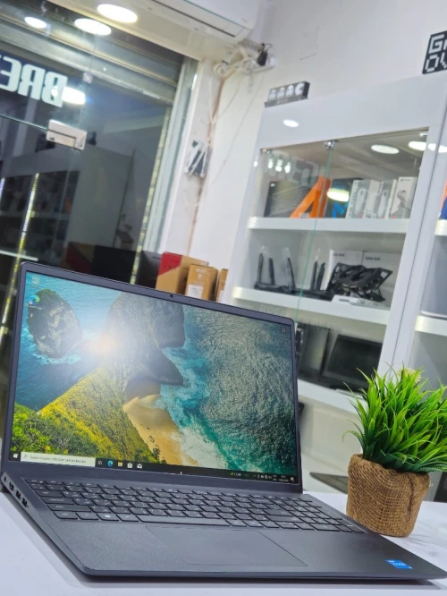 DELL VOSTRO 3520 I3 1235U. 8/256